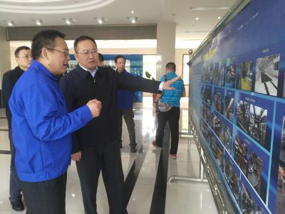 黃石市委副書記、市長吳錦，市政府黨組成員、辦公室主任張育英在下陸區(qū)區(qū)長郭波的陪同下蒞臨公司調(diào)研