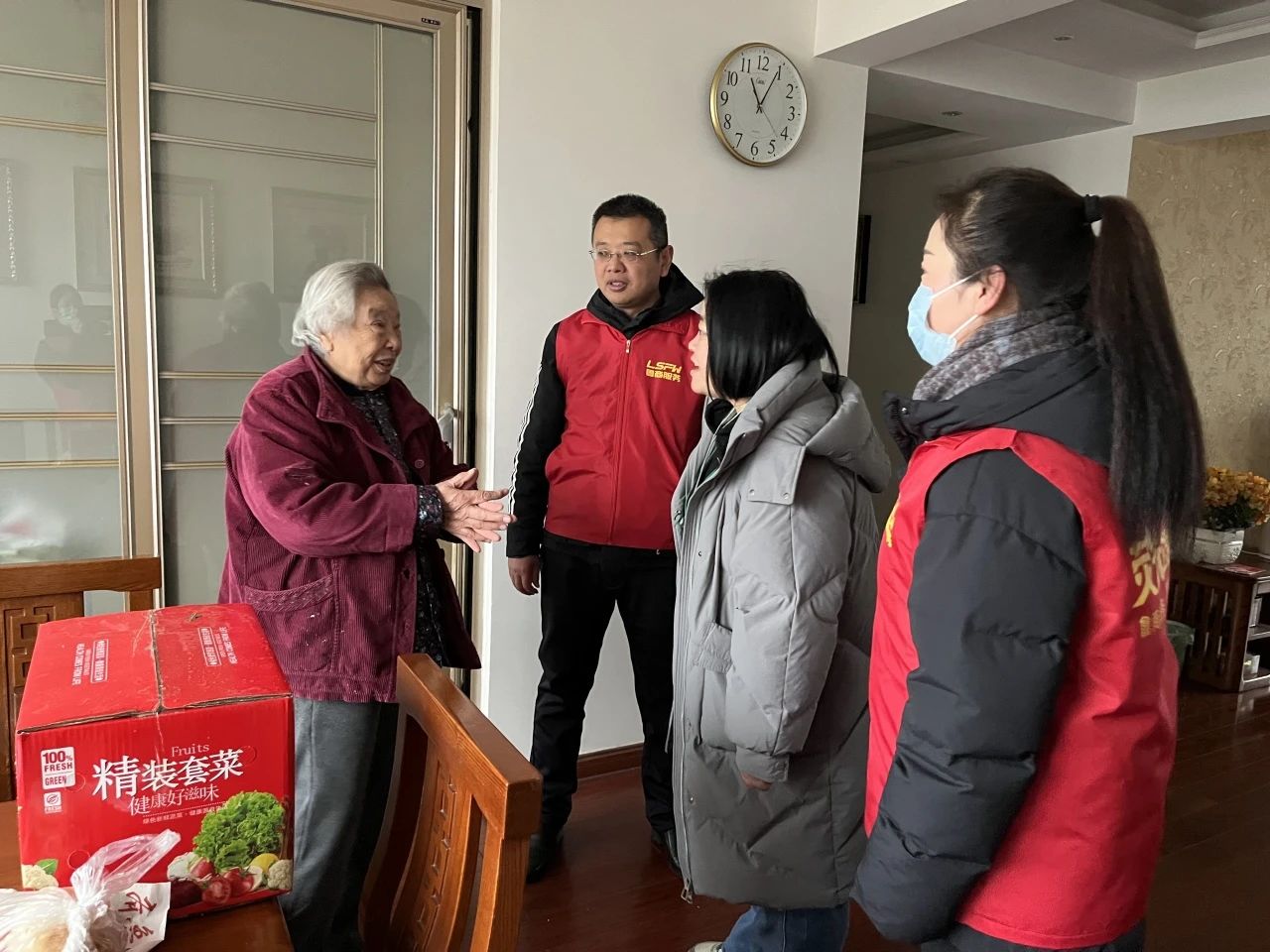 熒光公益|魯商服務向獨居老人贈送免費蔬菜包